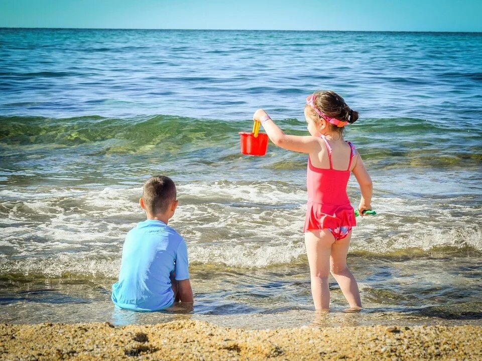 Куда поехать с ребенком на море. Дети на море. Лето дети море. Малыш на море. Счастливые дети на море.