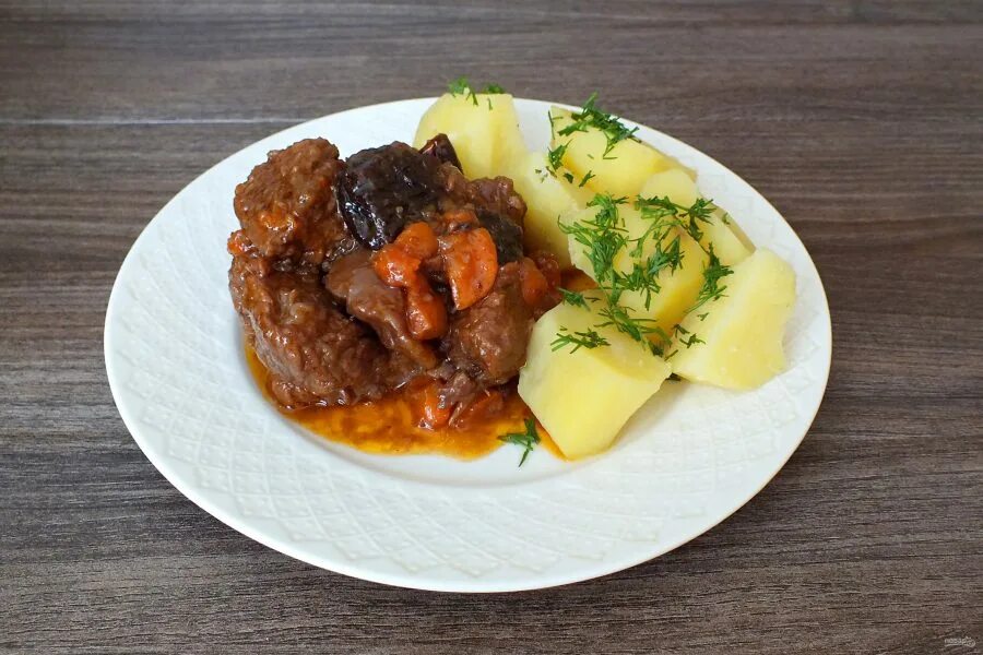 Говядина с черносливом тушеная. Мясо с черносливом и картошечкой. Рагу из конины. Говядина с черносливом и овощами. Тушеная картошка с мясом и черносливом.
