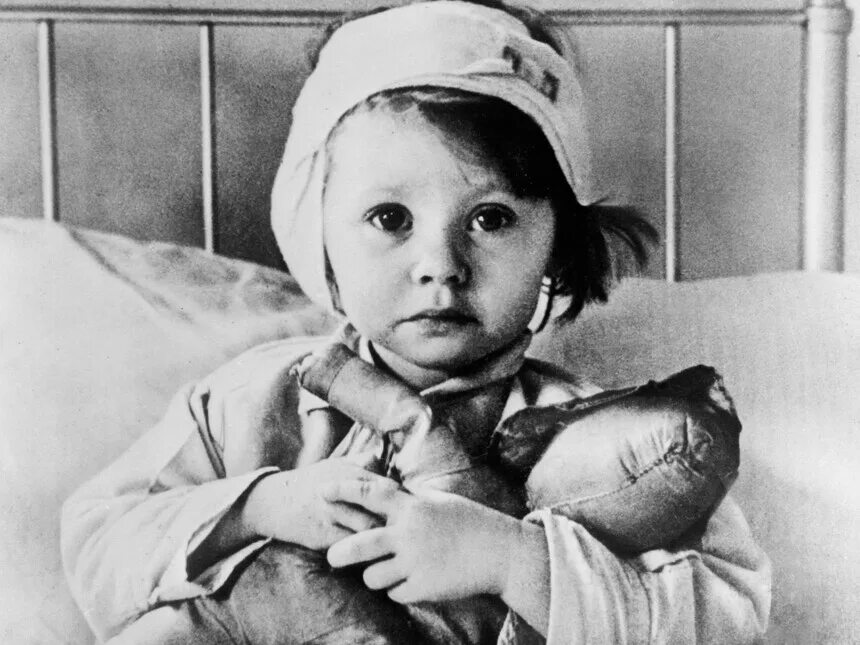Девочка из блокадного. Лица детей блокадного ленинграда. Дети из блокадного ленинграда. Дети войны. Блокадные девочки карина добротворская книга.