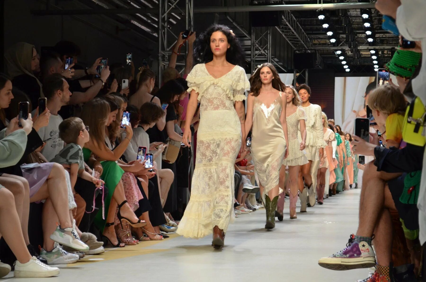 Московская неделя моды зарядье. Платья версаче 2021. Dior 2021 spring summer. Неделя моды в нью-йорке 2022 показы. Кендалл дженнер показ версаче.