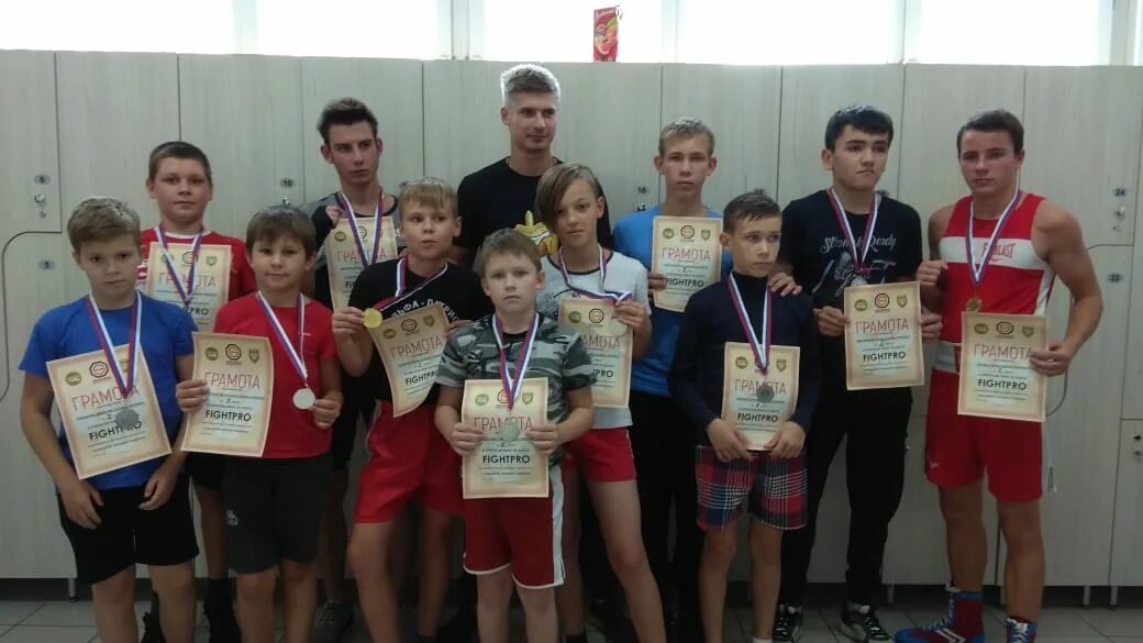 Кириков евгений эдуардович беркут. Самохвалов рязань бокс. Соревнования по боксу девушки. Юрий фельде тайский бокс. Жуковский бокс секция.