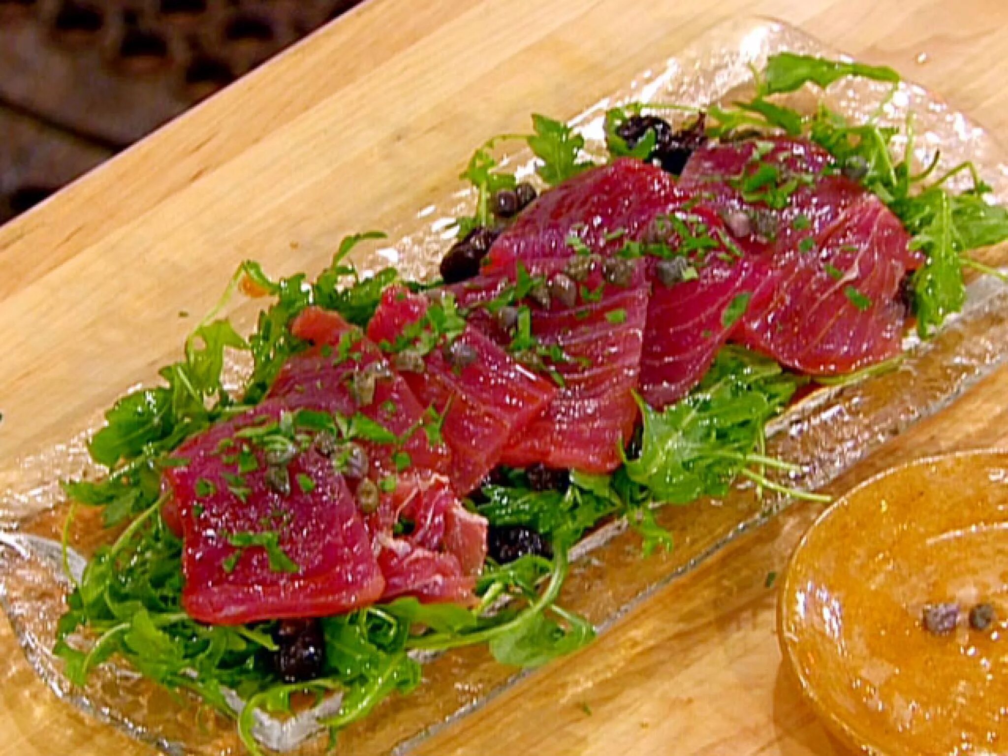 Карпаччо из тунца. Салат с карпаччо. Блюда закуски карпаччо. Карпаччо из тунца. Карпаччо тунец.