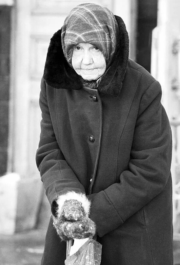 Остановитесь бабушки. Бабушка в пальто. Пожилая женщина в платочке. Бабуля в платке и пальто. Старые в бабушки в пальто.