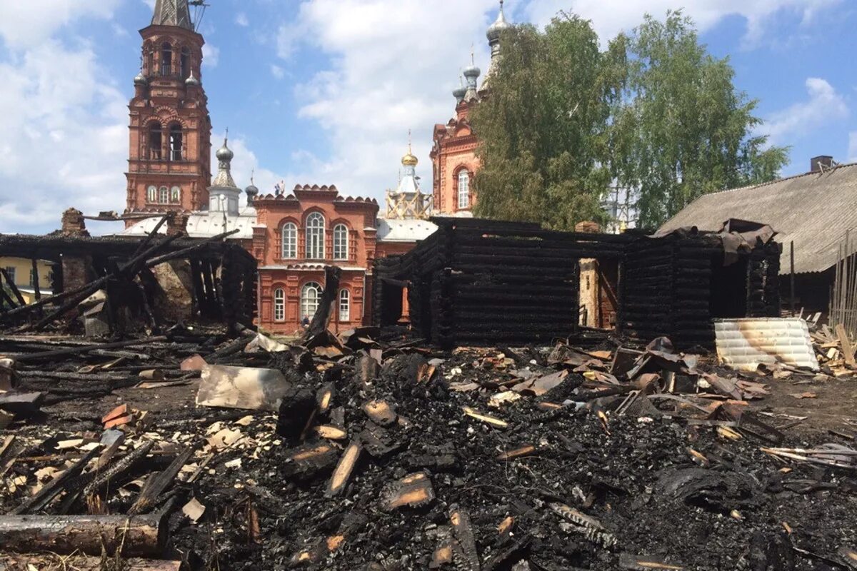 Восстановить разрушенный дом. Осташков рабочий городок пожар. Разрушенные здания Осташков. Осташков разрушенные церкви. Пожар в Осташкове.