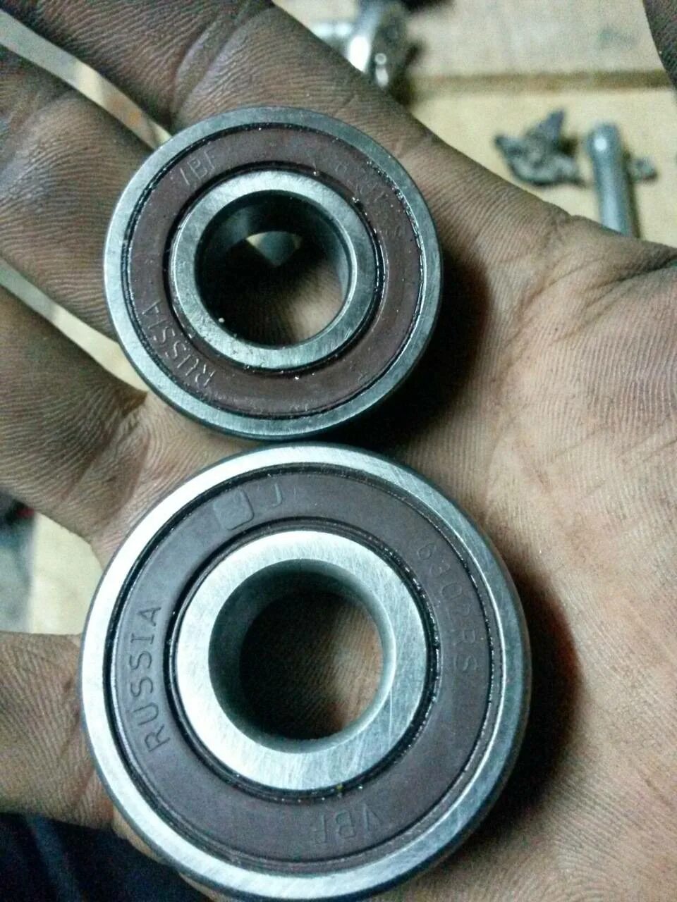 Задний подшипник генератора ваз 2110. Подшипник генератора ваз 2114. Замена подшипников ваз 2110. Подшипники генератора нтн ваз2110. Съемник задней ступицы ваз 2110.