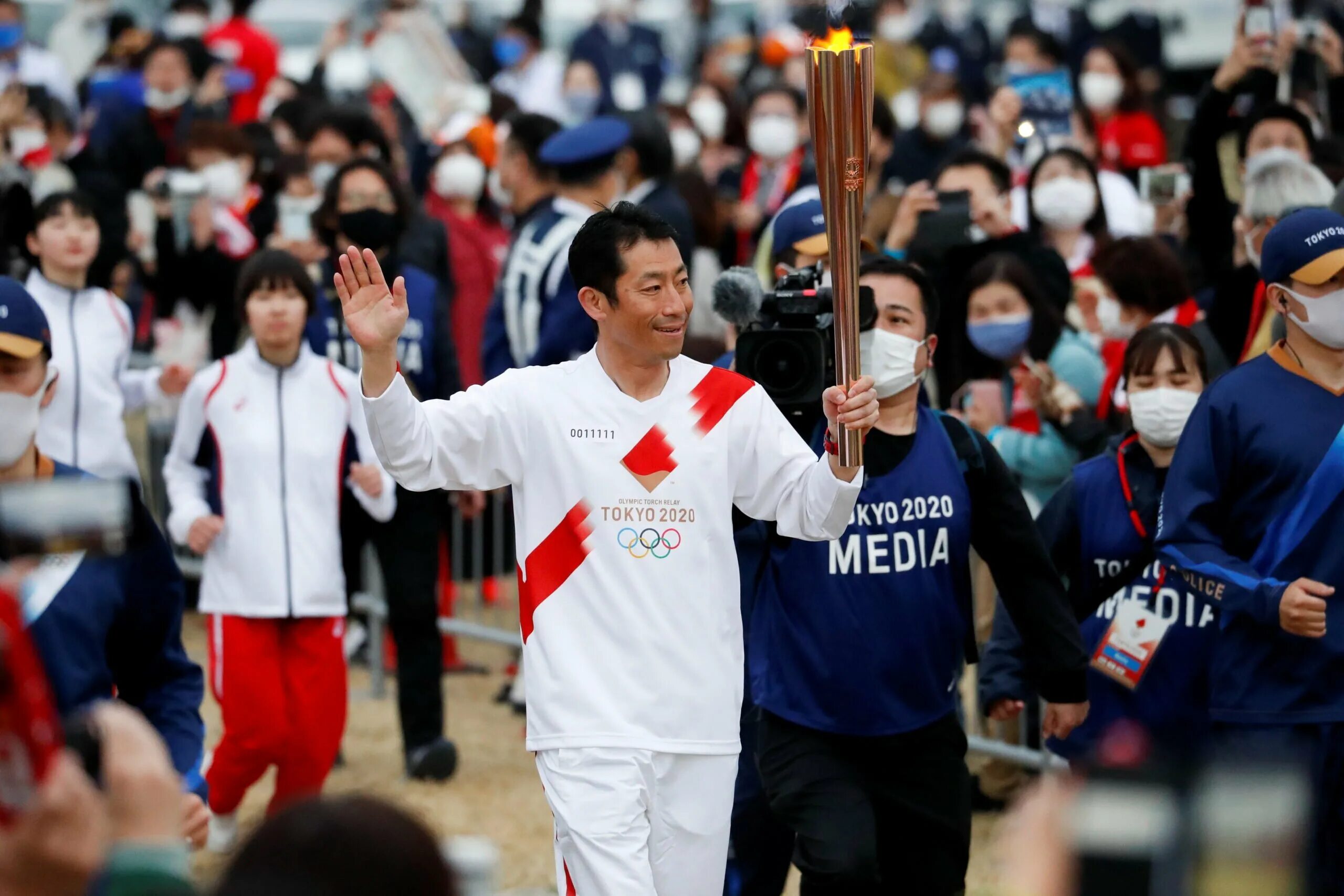 Tokyo olympics. Токио 2020 Олимпийский огонь эстафета. Олимпийский огонь в Токио 2021. Олимпийские игры в Японии 2020. Факел Токио 2020.