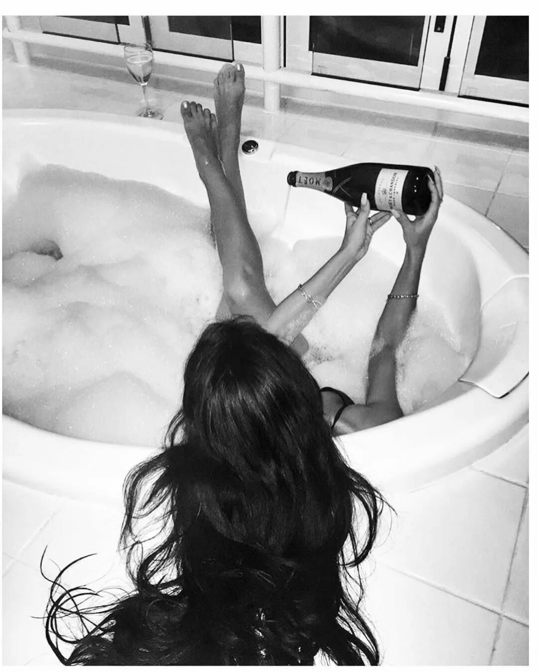 Фотосессия в ванной. Красивая девушка в ванной. Девушка в джакузи. Шампанское в ванной.