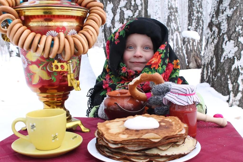 Девочка с блинами картинка