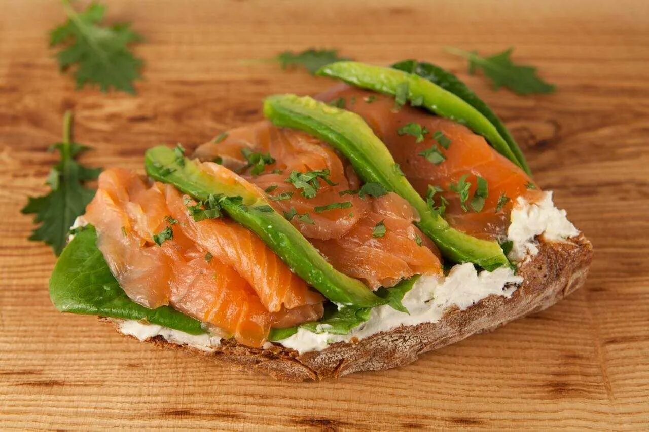 Брускетта с авокадо и красной. Брускетта с авокадо. Брускетта с лососем и авокадо. Брускетты с авокадо и лососем. Брускетта с авокадо и красной.