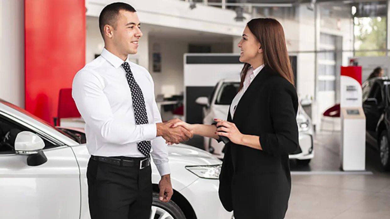 Довольные клиенты фотографа. Гардероб девушки. Помощь в выборе моделей. Девушка примеряет платье. Помощь в выборе моделей.