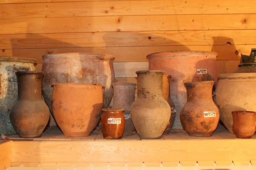 махотка крынки. гончарная посуда крынки для молока. борисовская керамика крынка. чернолощеная керамика посуда. глиняная посуда крынки древней руси.