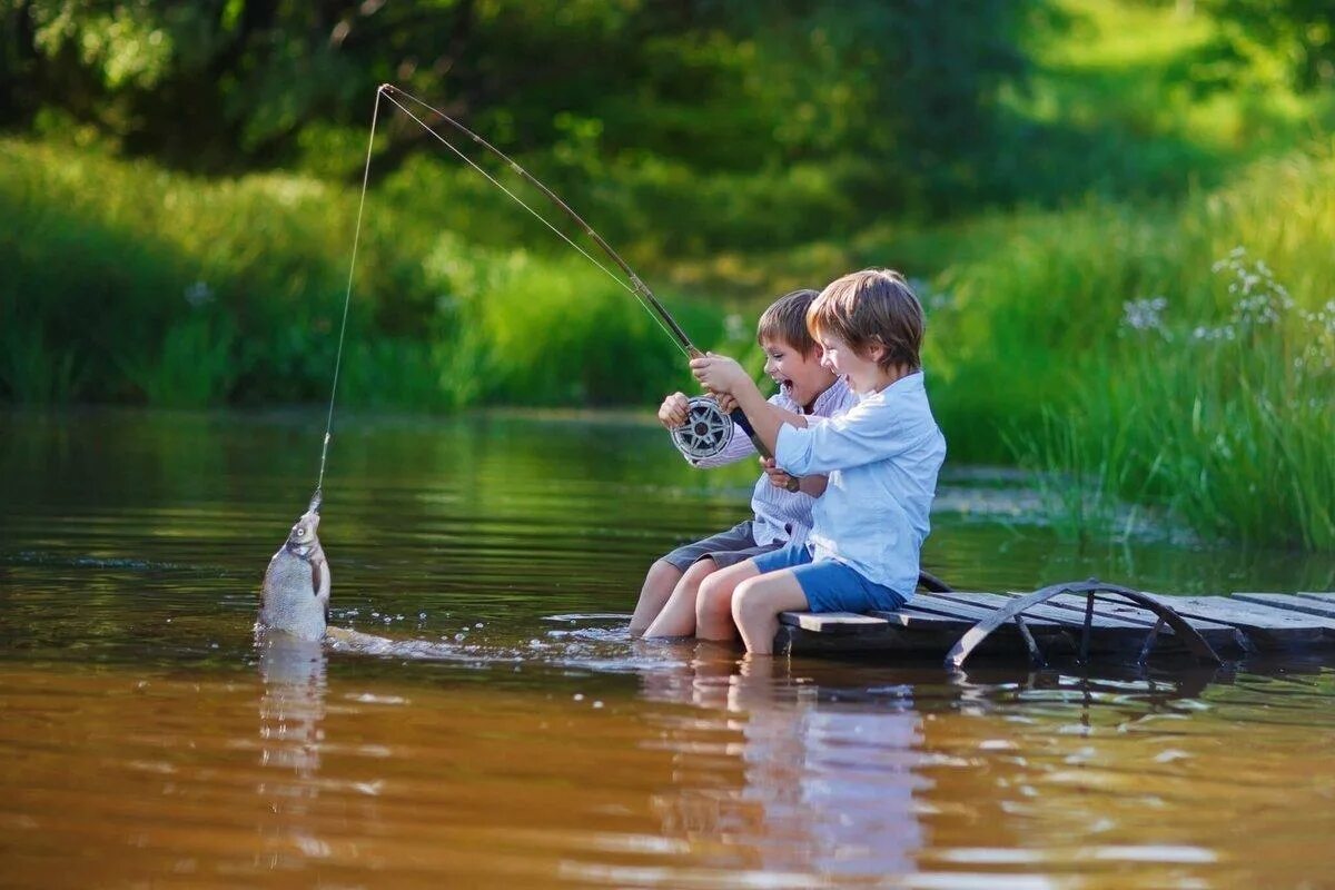 Рыбалка летом. Рыбак на реке. Дети на рыбалке. Человек с удочкой.