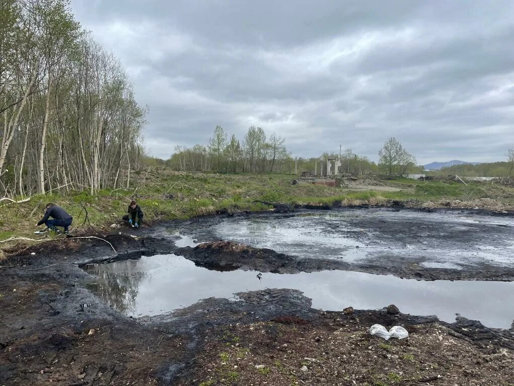 Разлив нефтепродуктов или розлив. Разлив нефтепродуктов или розлив. Вода на разлив. Разлив нефти в новороссийске. Аварийный разлив нефтепродуктов.