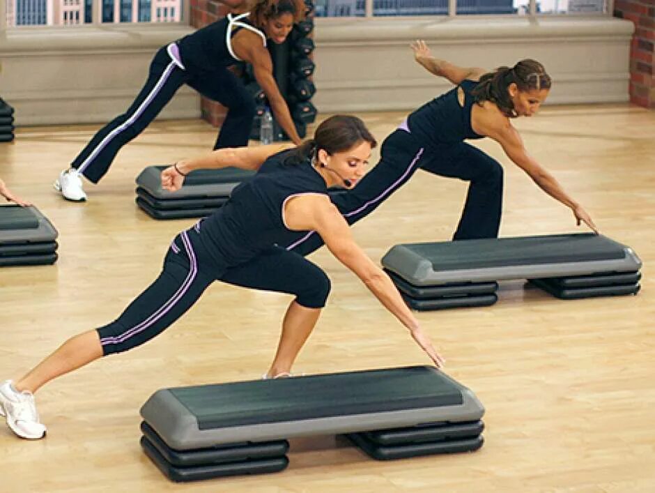 Aerobic Step платформа. Занятия на степ платформе. Фитнес аэробика. Занятие на степ платформе тренировка.