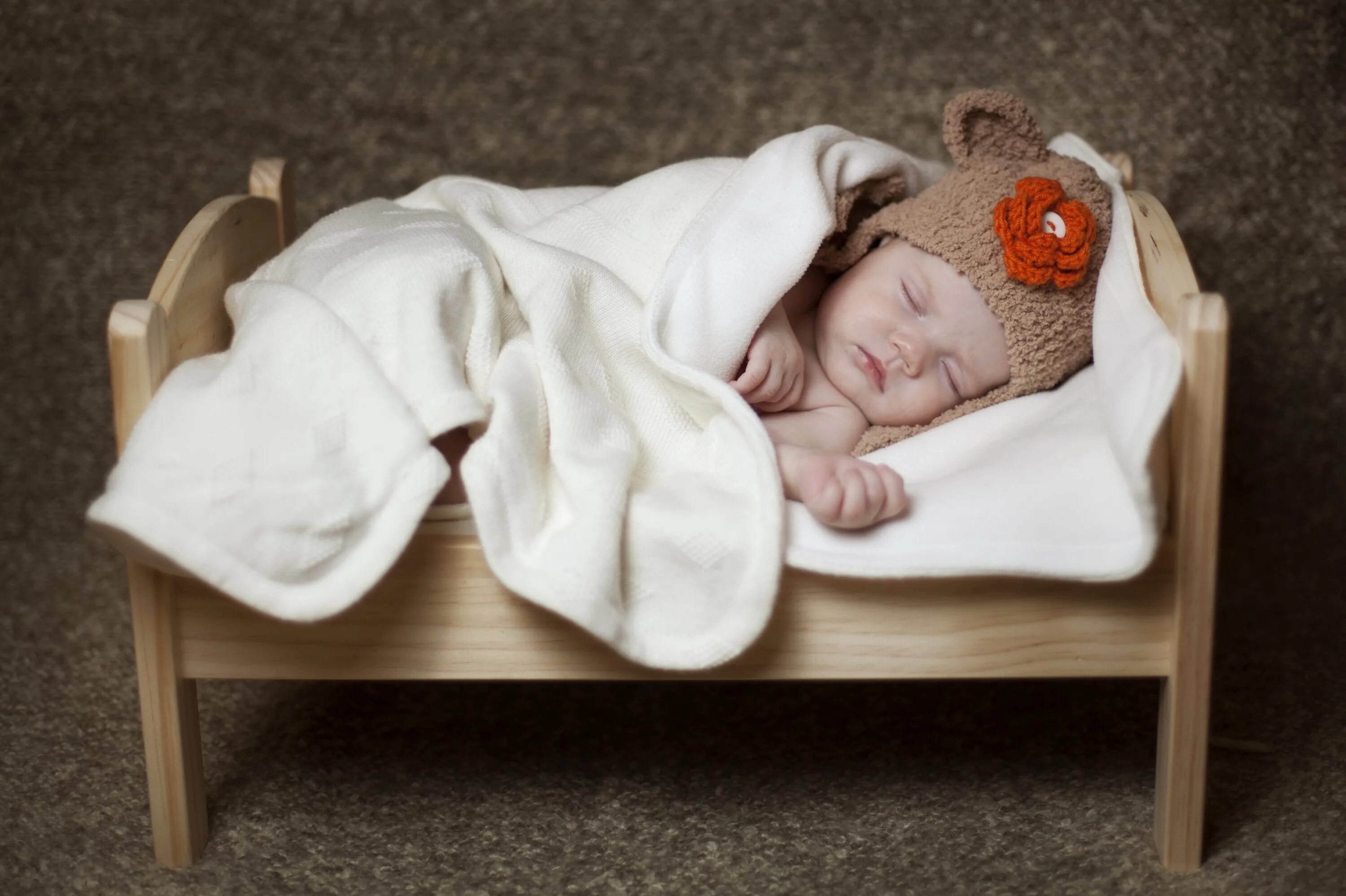 Спящие малыши в кроватке. Кроватка для новорожденного. Младенец в кроватке. Кровать для детей.