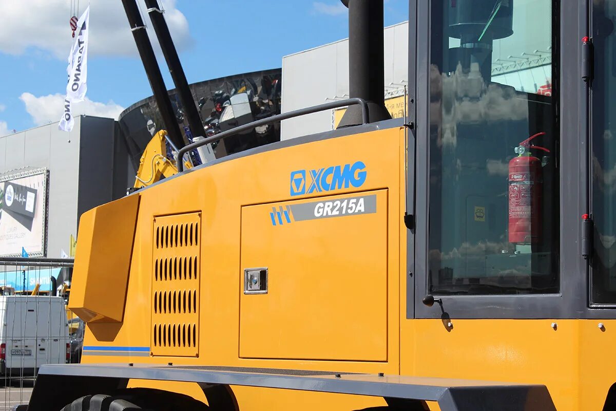 Автогрейдер xcmg gr2205аt. Xcmg gr2405. Lw180fv фронтальный погрузчик. Автогрейдер xcmg gr215a. Xcmg gr2605at.