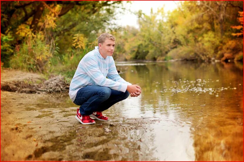 мужчина у реки. мужик на речке. мужчина у озера. мужик на речке. мужчина купается.