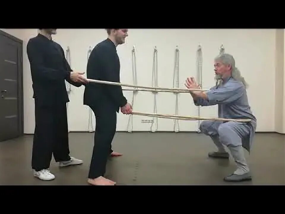 Стойка всадника цигун польза. Монахи шаолинь стойка мабу. цигун стойка мабу. стойка мабу шаолинь. мабу стойка ушу.