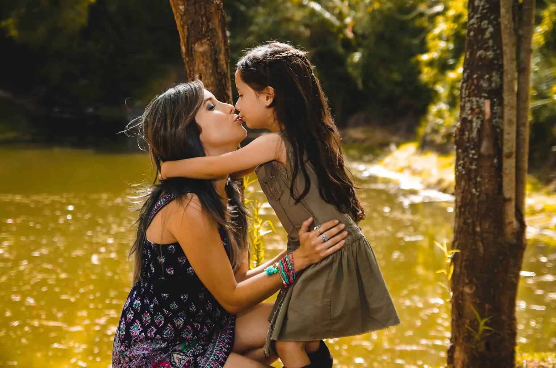 Целует дочь в губы. Дочь мать kissing. мама с дочкой поцелуй. мама и дочь поцелуй с языком.