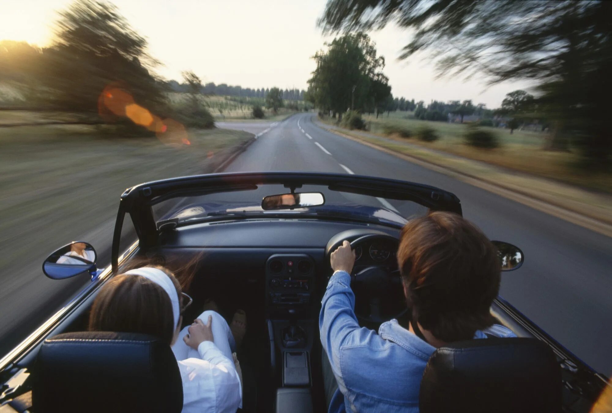 The car on the left is. Движение за рулем. Праворульное движение. Leavang машина. Left Side Driving.