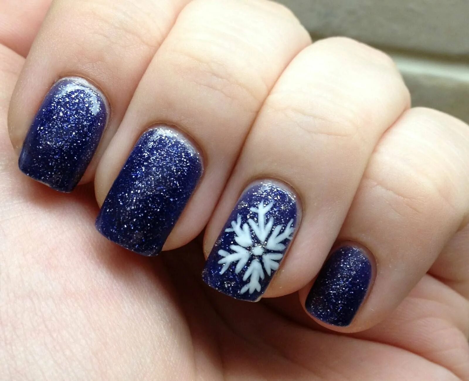 Новогодний маникюр. Новогодние ногти. Маникюр со снежинками. Простой новогодний маникюр фото. Маникюр со снежинками.