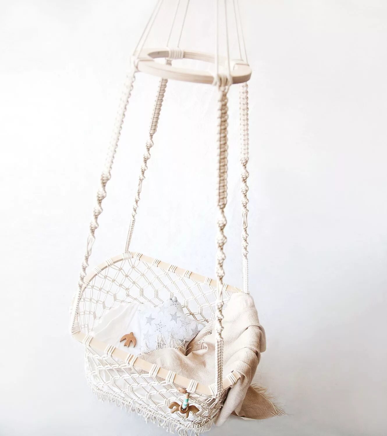 Подвесная колыбель для новорожденных. Люлька детская подвесная. Каракалпакская люлька-колыбель бесик. Подвешенная люлька. Люлька качель макраме.