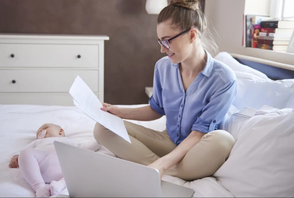 To stay at home working. Женщина с ребенком и ноутбуком. Женщина в декрете. Мама в декретном отпуске. Женщина с ребенком за компьютером.