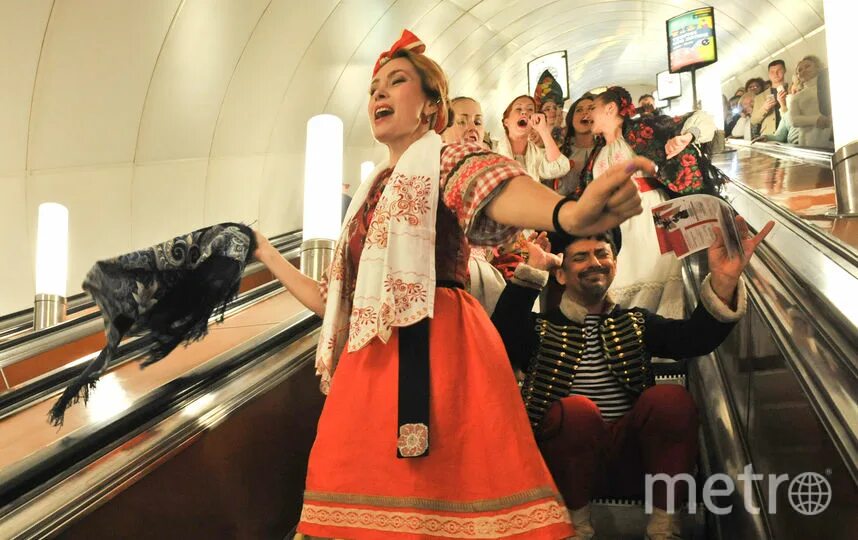 Девушка поющая в метро. Поет в метро. пение в метро. люди поют в метро. свадьба в метро.
