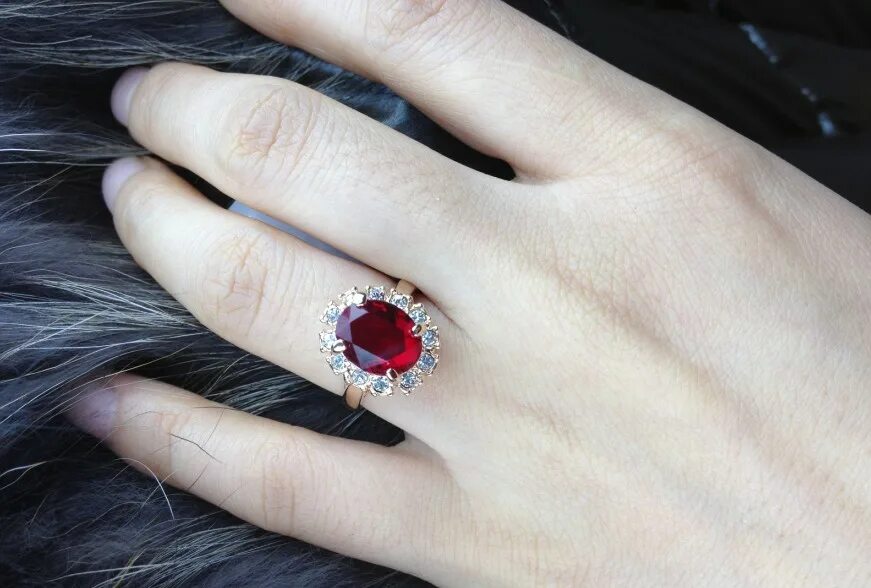 красный гранат камень. много колец на руке. на каком пальце носить кольцо с гранатом. кольцо с гранатом на пальце. мужское кольцо с рубином.