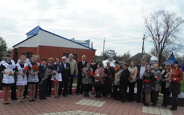 Смбусоссзн ксрцдн красная яруга. 10 дней в красной яруге. 79 лет освобождения матвеево кургана. 10 дней в красной яруге. Мемориал красная яруга.