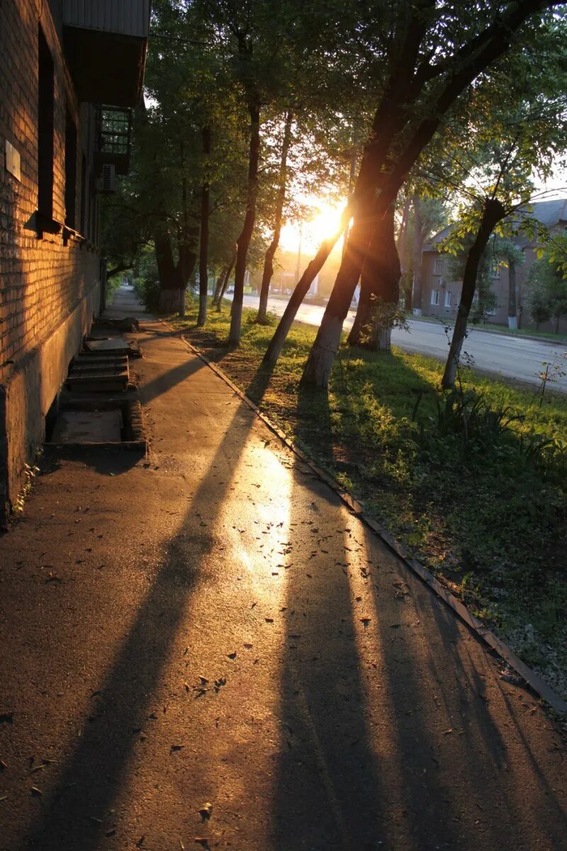 Город вдали сверкающий. Тени на улице. Улица солнце тени. Солнечные тени. Город вдали сверкающий на солнце.