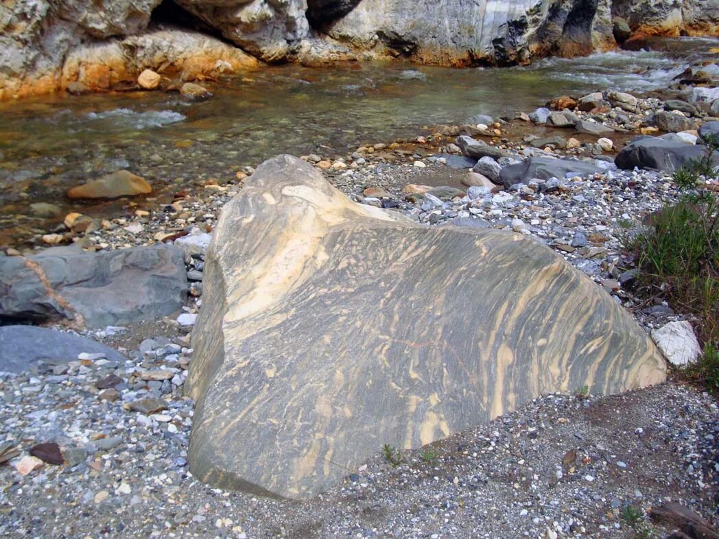 Камни в воде. Камни скалы вода. Камень сточенный водой. Вода камень точит. Почему вода камень точит