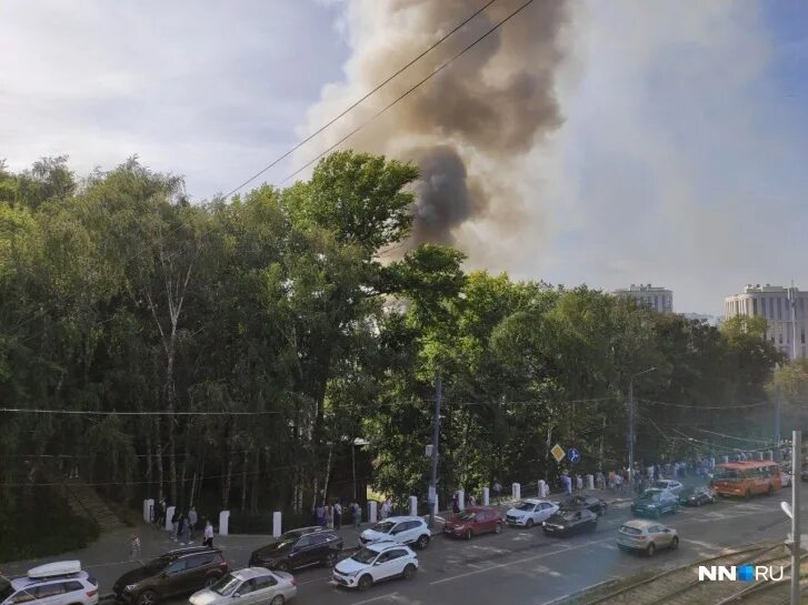 Что горит в нижнем новгороде. Пожар в Нижнем Новгороде 20 августа 2022. Дом горит. Пожар в Нижнем Новгороде сейчас. Пожар на Нижегородской улице.