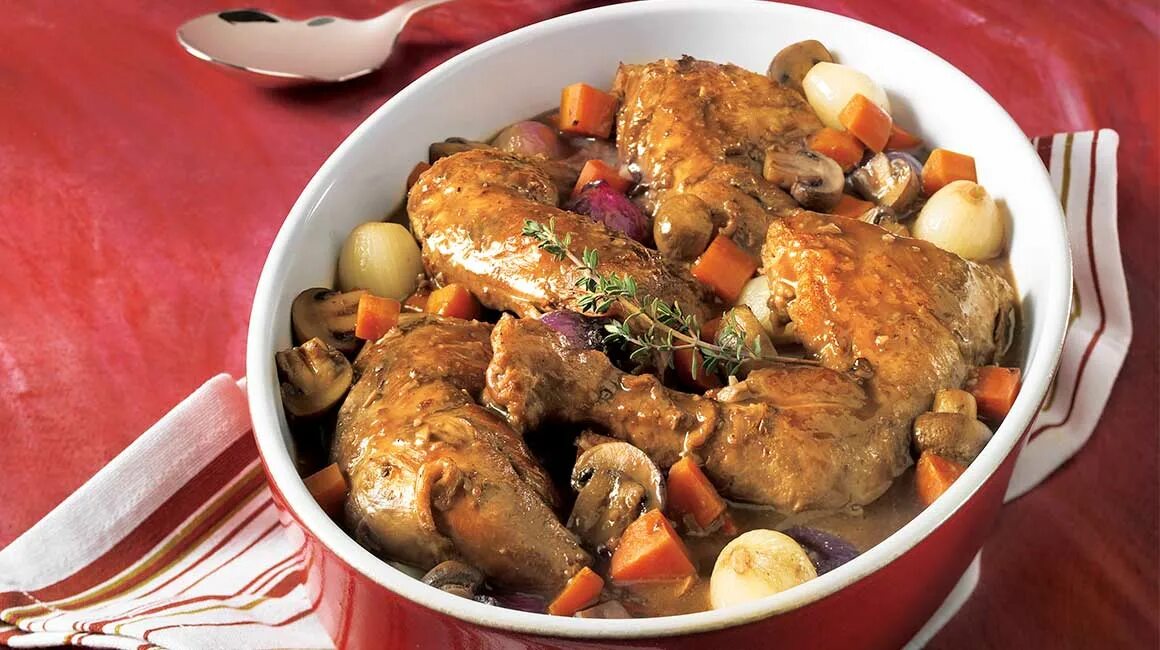 Рецепт курица вино. Петух в вине coq au VIN. Курица по бургундски. Французские вторые блюда. Французский петух блюдо.