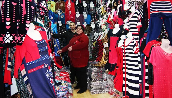 Эконом магазин одежды. Рынок дагестан город хасавюрт. Хасавюрт зеленый рынок. Оптовый склад одежды. Оптовый склад детских вещей.