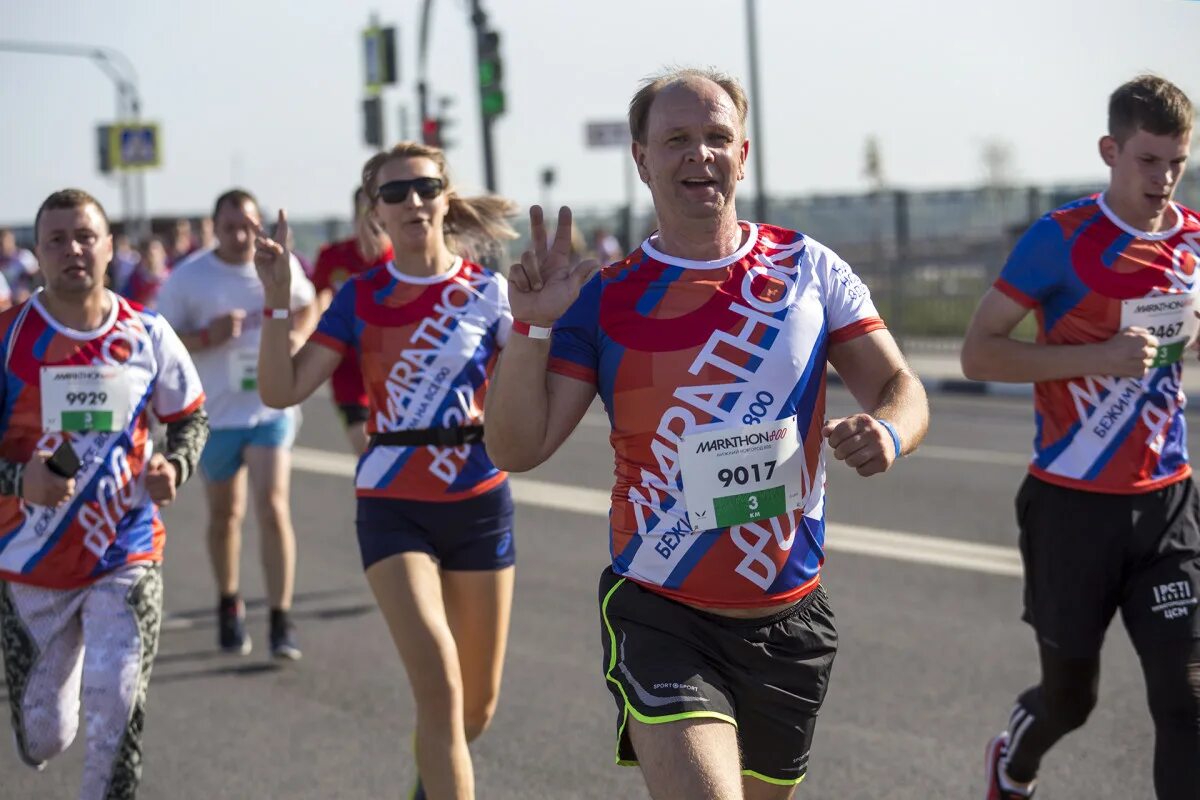 Марафон нижний новгород 2022. Атлет марафонец. Бегут марафон. Марафон 800 нижний новгород. Марафон в честь 800 летия нижнего новгорода.
