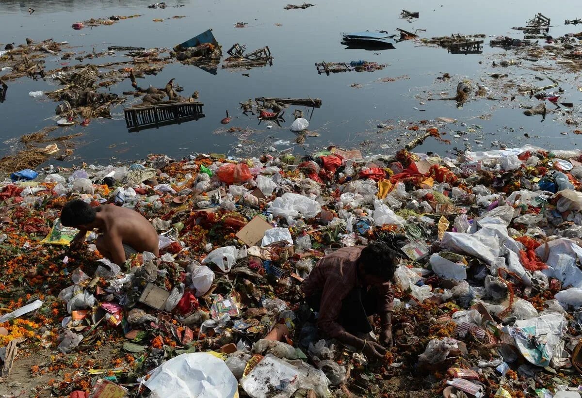 Pollution pictures. Река ганг в Индии загрязнения. Река ганг самая грязная река в мире. Река Ямуна в Индии. Ганг самая грязная река в мире.