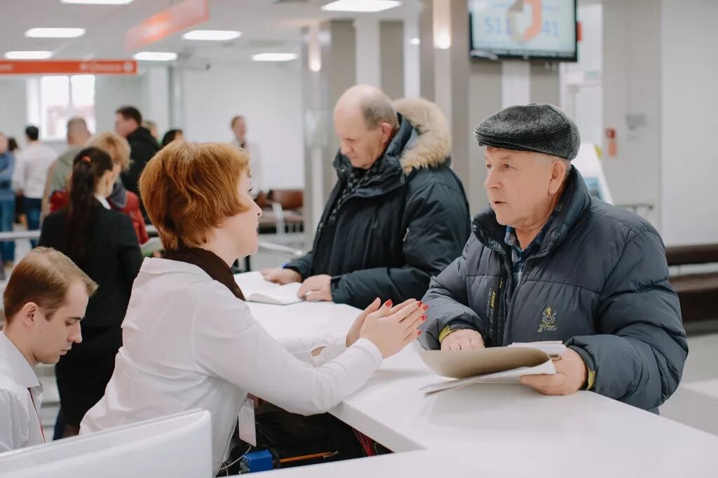 Прием пенсионера. Пенсионер в МФЦ. Люди в МФЦ. Пенсионеры в очереди. Очередь в МФЦ.