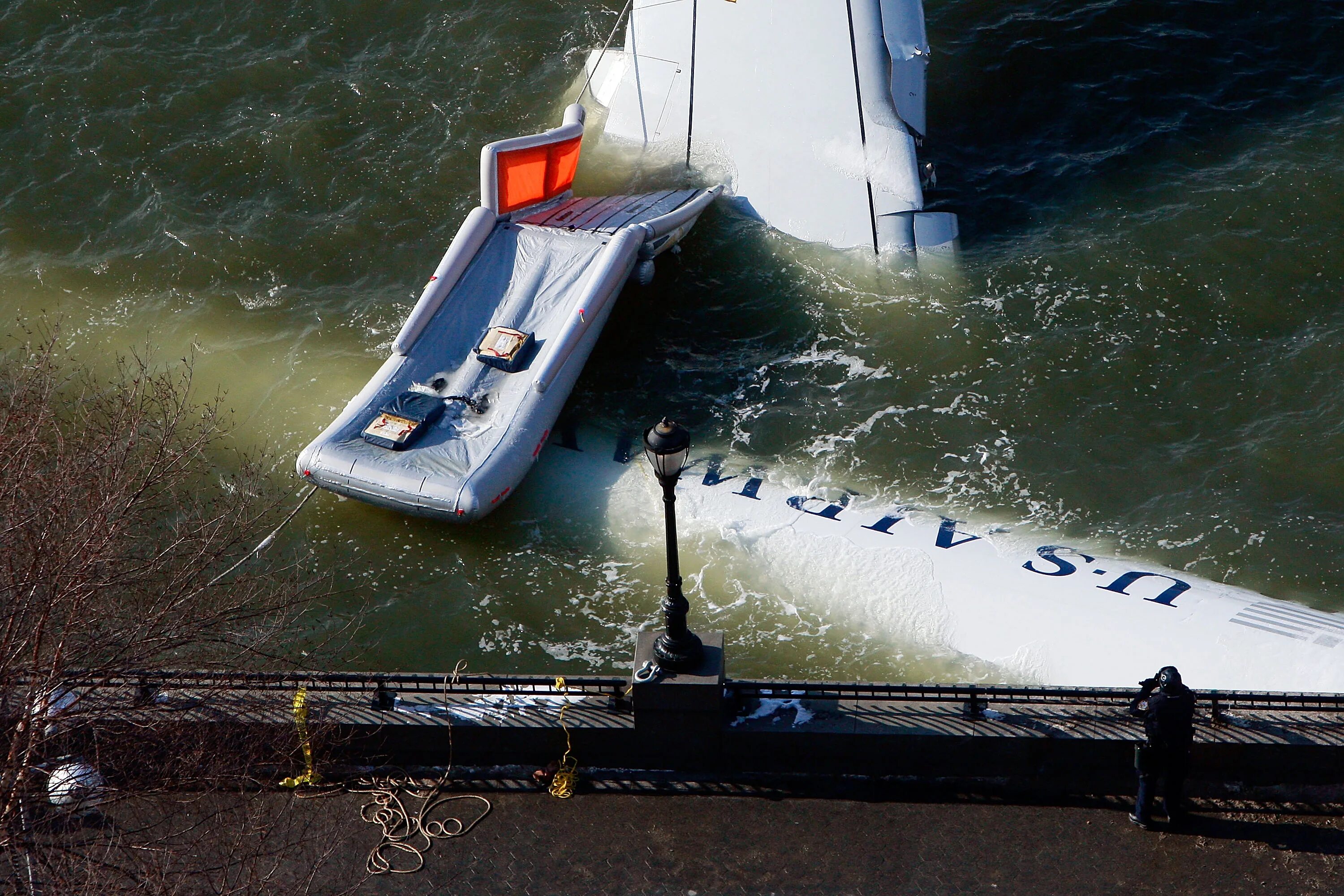 Hudson river plane crash. Авиакатастрофа на Гудзоне 2009. А320 Гудзон. 15 Января 2009 авиакатастрофа Гудзон.