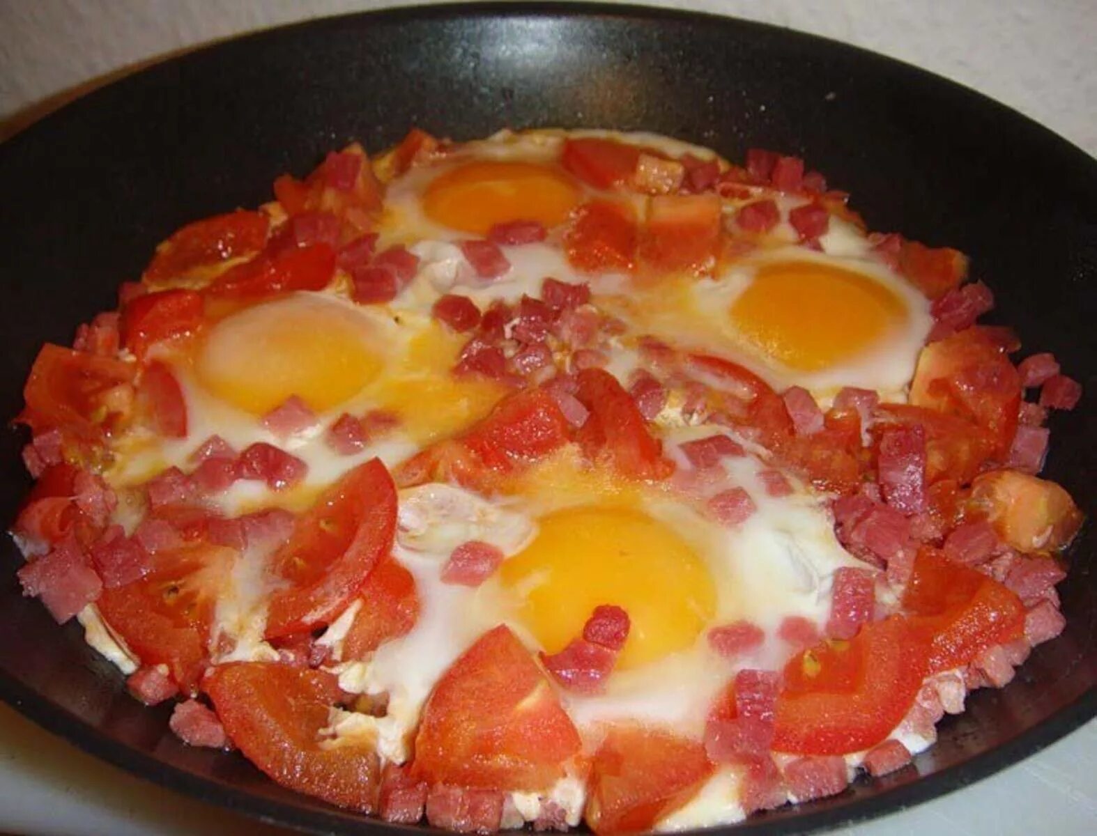 Яичница глазунья с помидорами. Яичница омлет глазунья. Яичница с помидорами и колбасой. Яичница в помидоре на сковороде. Как приготовить яйца с колбасой на сковороде