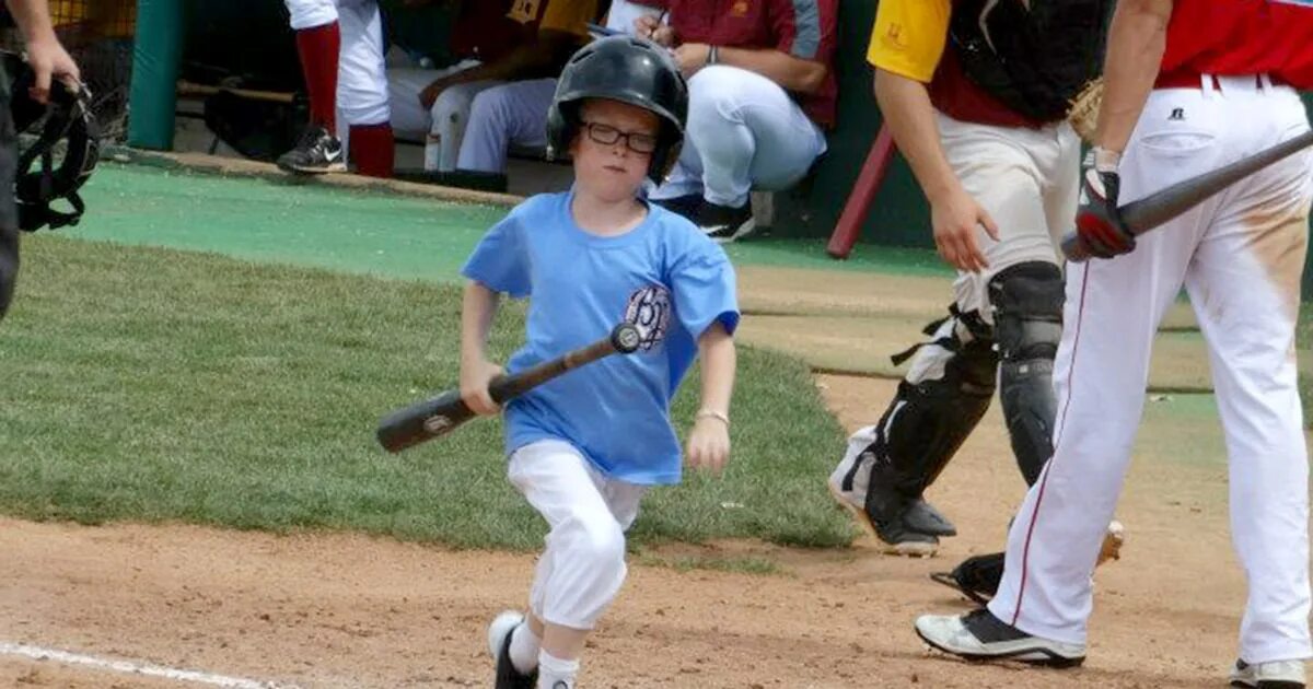 Арахисовый мальчик бейсбол. Том Круз на бейсбольном матче. Фото с бейсбольного матча. Бейсбол мальчики 12 лет.