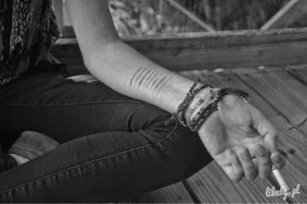 рука с таблетками женская. скрытые руки девушки. скрытые руки девушки. девушка руки в карманах. девушка с рукой в ашке.