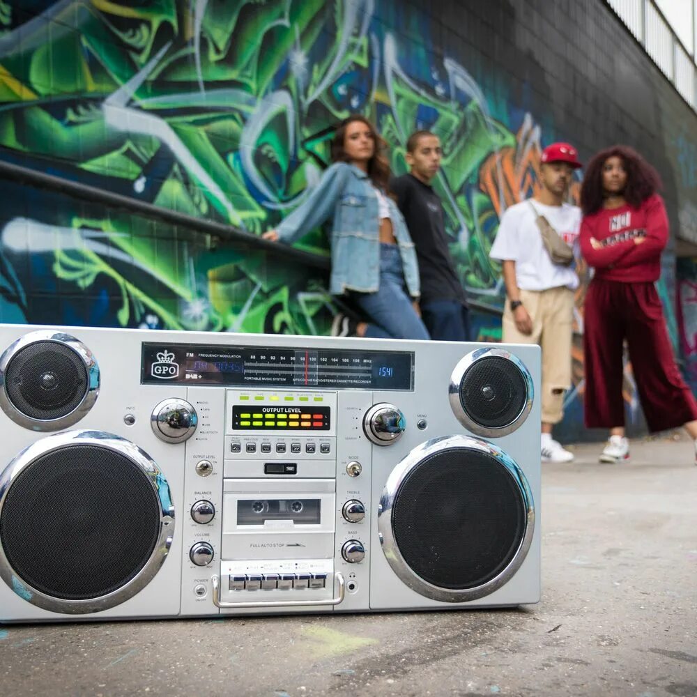 Что такое бумбокс. Магнитофон boombox кассетный в стиле ретро gpo brooklyn 1980s. бумбокс геттобластер. бумбокс стереосистема. gpo brooklyn boombox.