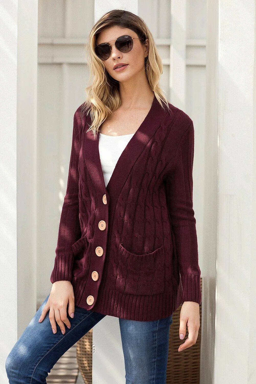 Свитер с аранами спицами женский реглан. Вязаная кофта с коротким рукавом на пуговицах. Реглан на пуговицах спицами. Вязаный жакет реглан. Летняя ажурная кофта с пуговицами.