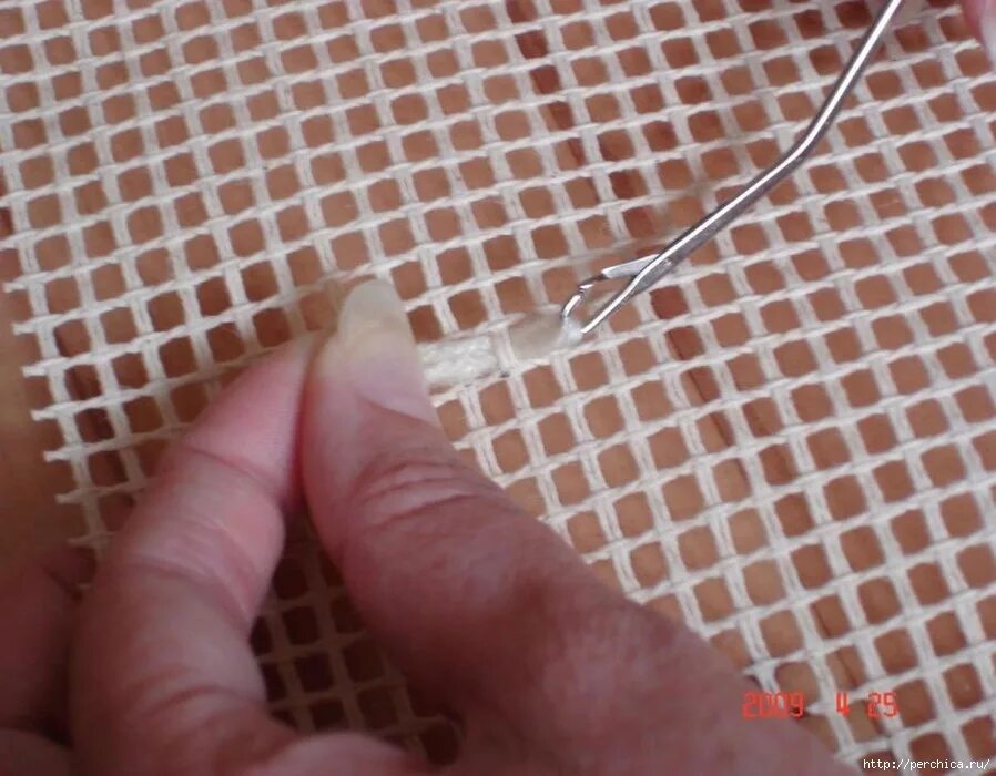 Выдернуть нитки. Ковровая вышивка на канве иглой. Крючок для вышивания ковровой техникой. Игла для вышивания ковров. Техника ковровой вышивки иглой для начинающих.