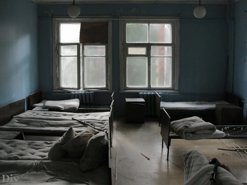 Лагерь ночь ужасов. Спальня в лагере. Спальня заброшенный лагерь. Спальная комната в лагере. Кровати в лагере.