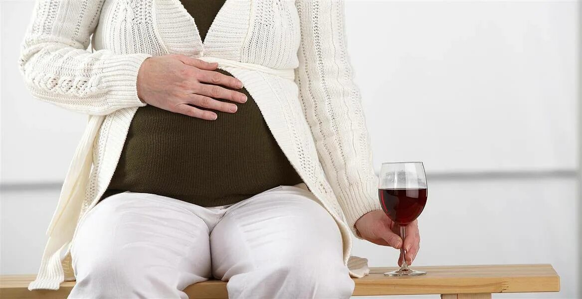 Кто пил беременной. Вино при беременности. Беременным пить вино. Беременные женщины в колготках.