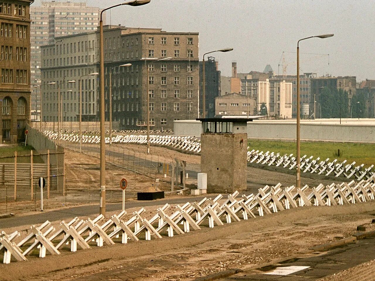 Фрг и гдр берлинская стена. «Берлинская стена» (Berliner Mauer).. Берлинская стена 1981. Западный Берлин стена. ГДР стена.