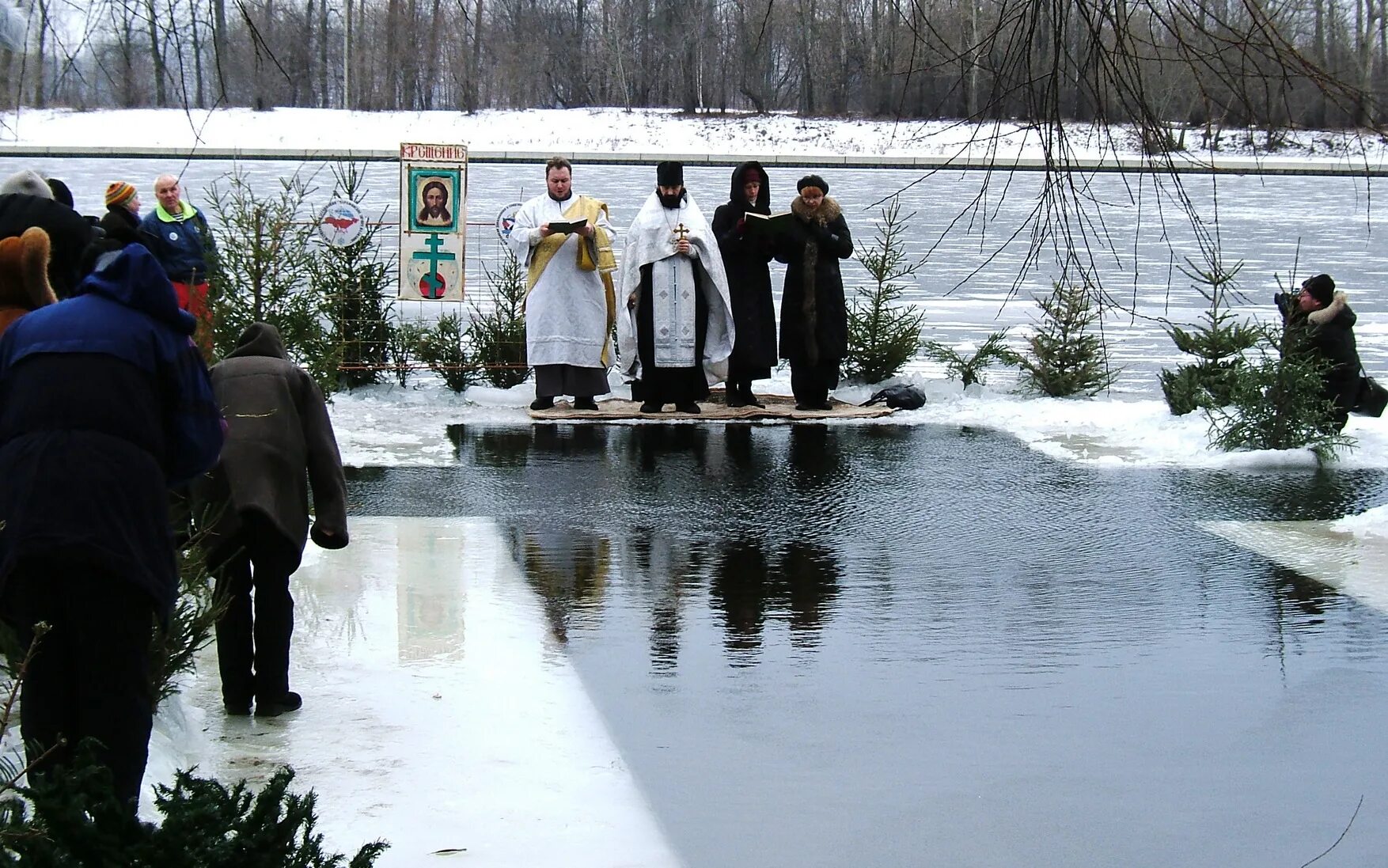 Перед крещенской водой. С Крещением Господним 19 января. Крещенские купания. Крещение прорубь. Купель на крещение.