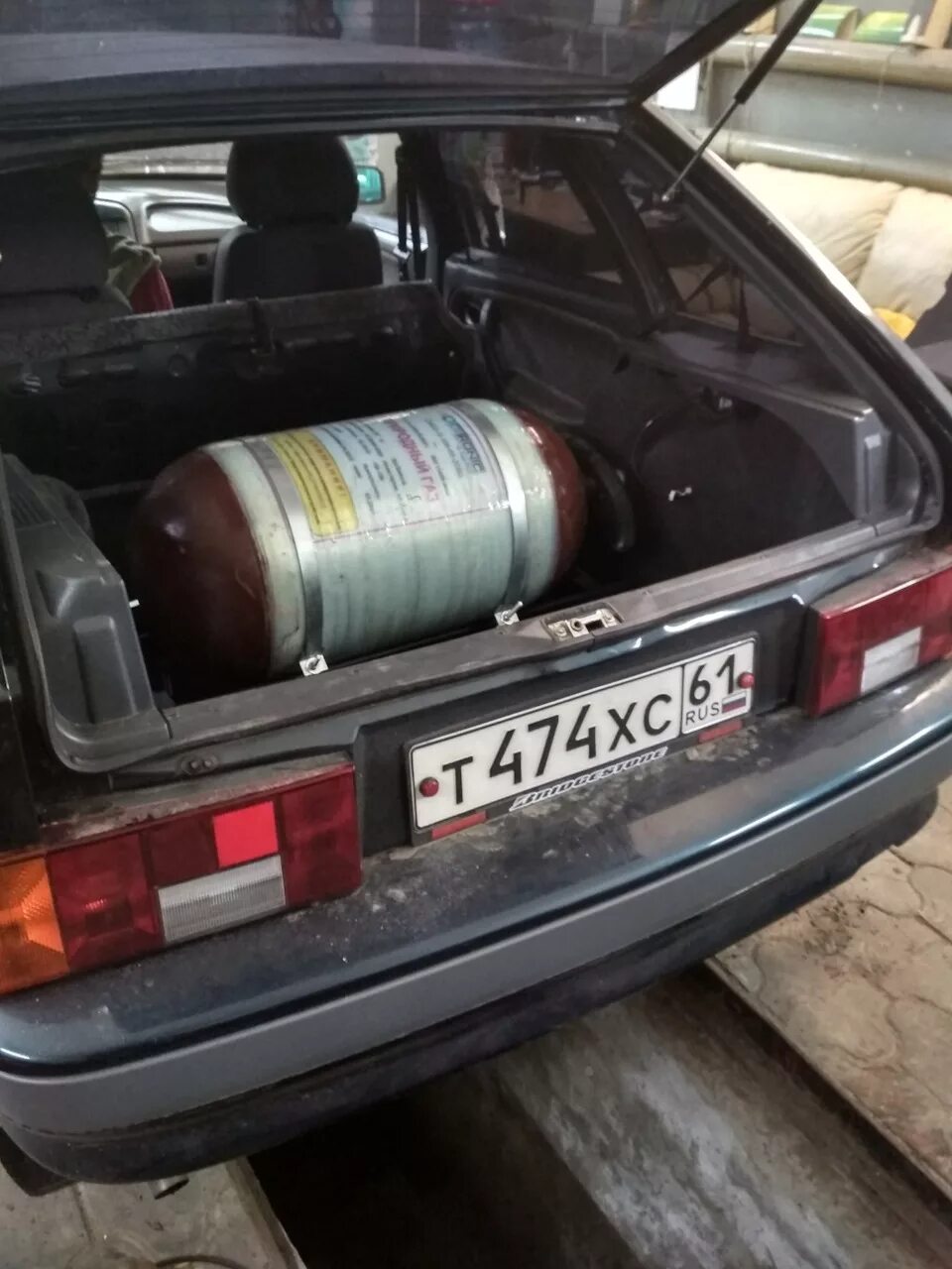 Можно перевозить газовый баллон в автомобиле. Газ под запаску 2114. гбо на ваз 2114 в багажнике. газ метан на ваз 2115. метан газ баллон на м2141.